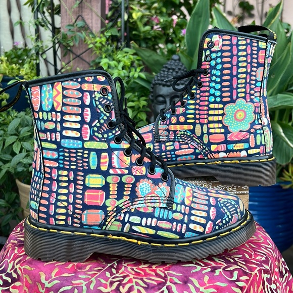🏴󠁧󠁢󠁥󠁮󠁧󠁿 Dr. Martens MIE Vintage Multicolor Floral Boots UK 4